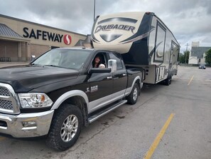 Miscellaneous - 36 Ft Fifthwheel RV Camper for rent. 3 slide-outs. Cozy upgraded & Pet friendly. (Teulon)