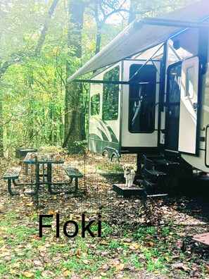 Outdoor dining - 36 Ft Fifthwheel RV Camper for rent. 3 slide-outs. Cozy upgraded & Pet friendly. (Teulon)