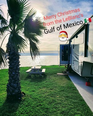 Outdoor dining - 36 Ft Fifthwheel RV Camper for rent. 3 slide-outs. Cozy upgraded & Pet friendly. (Teulon)