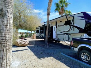 Miscellaneous - 36 Ft Fifthwheel RV Camper for rent. 3 slide-outs. Cozy upgraded & Pet friendly. (Teulon)