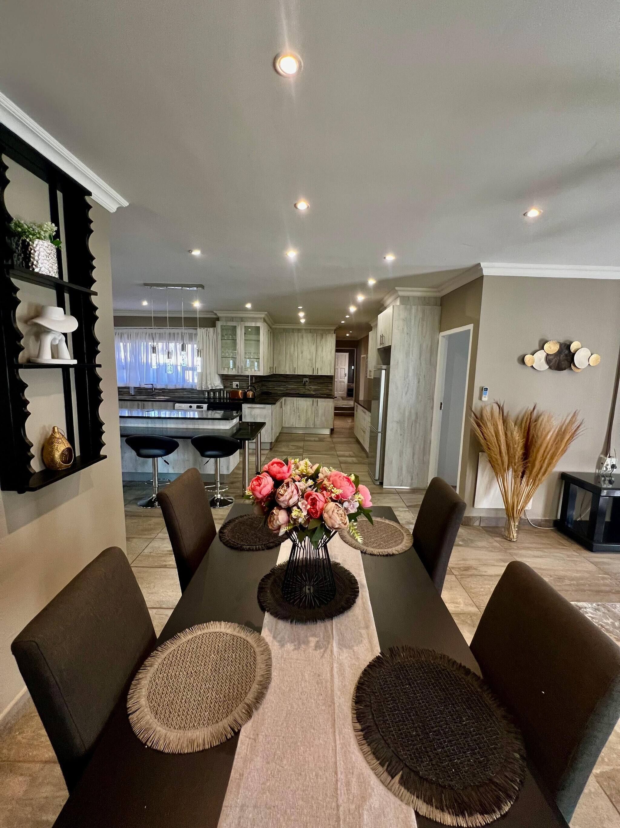 Hus, 3 soverom, tilgjengelighetstilpasset, privat basseng | Spiseområde