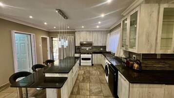 Hus, 3 soverom, tilgjengelighetstilpasset, privat basseng | Innvendig