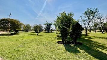 Hus, 3 soverom, tilgjengelighetstilpasset, privat basseng | Overnattingsstedets uteområder