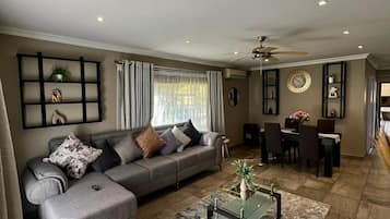 Ferienhaus, 3 Schlafzimmer, barrierefrei, eigener Pool | Wohnbereich