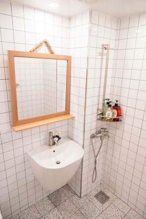 Hair dryer, bidet, towels, soap - Hongdae Full House! New! Free parking, elevator, unique stay 👍 (Seoul)