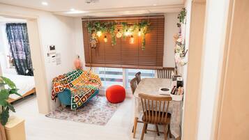 2 bedrooms, internet, bed sheets