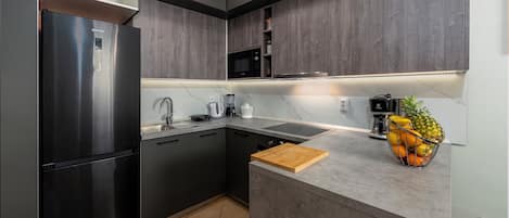 Wasserkocher mit Kaffee-/Teezubehör, Kühlschrank, Mikrowelle, Ofen