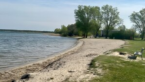 A beach with a sandy shore, grassy areas, and trees. - Captain’s Lake View for 5 Guests (70 m²) Near Forest and Fleesensee (Göhren-Lebbin)