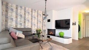 TV, fireplace