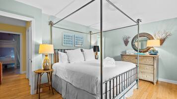 Casa geminada, várias camas, varanda, vista para o jardim (Cassine Gardens 133) | 2 quartos, individualmente decorados, individualmente mobiliados