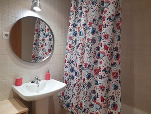 Haartrockner, Bidet, Handtücher, Toilettenpapier