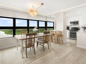Dining - Picture Perfect Gulf and Beach Views - Travelers Delight (Marco Island)