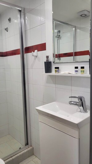 Shower, hair dryer, towels, shampoo - Tsiamis Sea & Sun - Quaint and Homely Getaway (Λέχαιο)