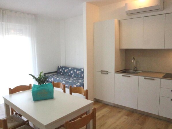 Dining room - Comfortable Stay in a Prime Location (Lignano Sabbiadoro)