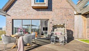 Outdoor dining - Premium vacation home Halber Deich in the dune park with terrace and sauna (List auf Sylt)