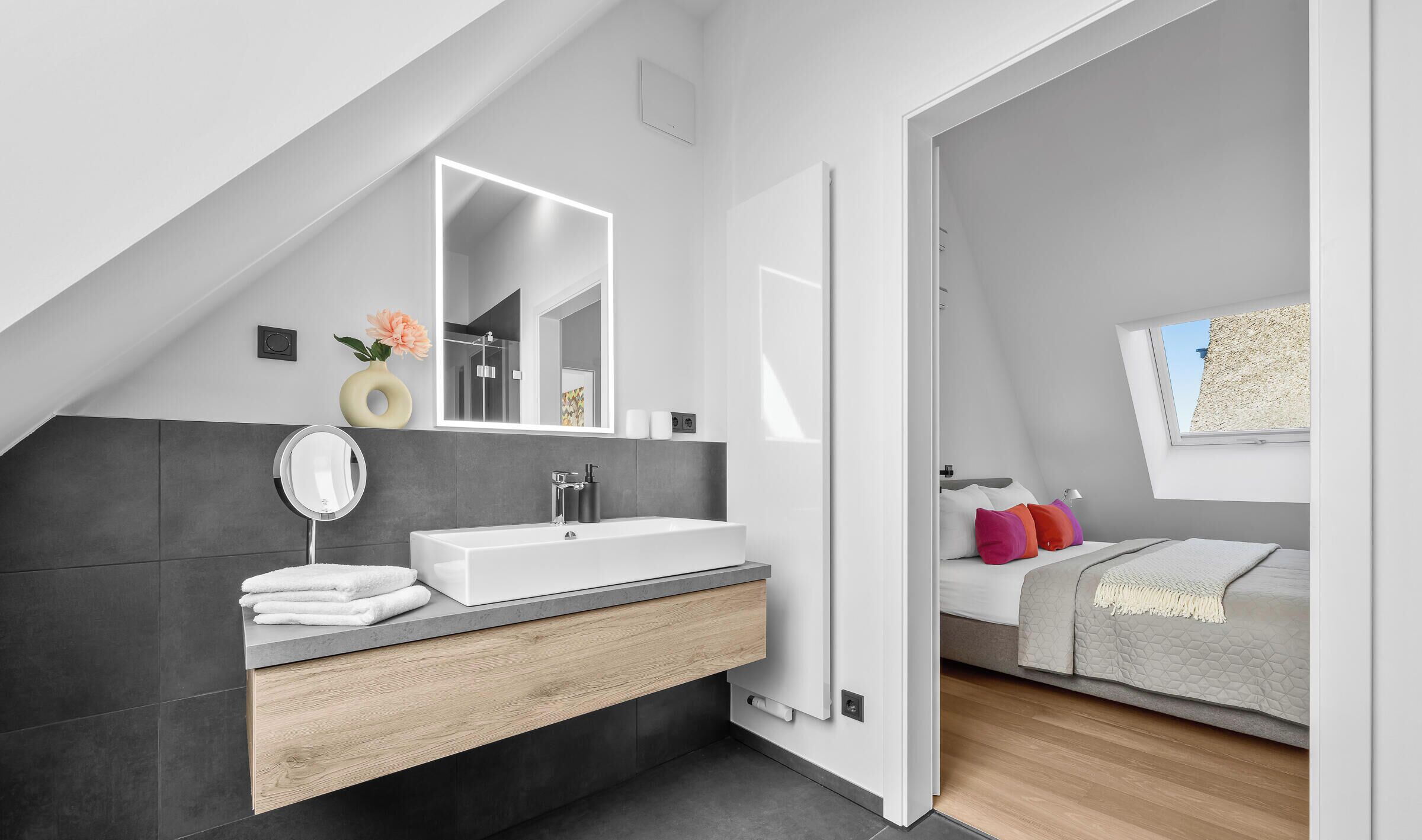 2 habitaciones, tabla de planchar con plancha y cuna de viaje 