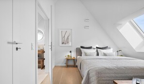 2 chambres, fer et planche à repasser, lit de bébé portatif