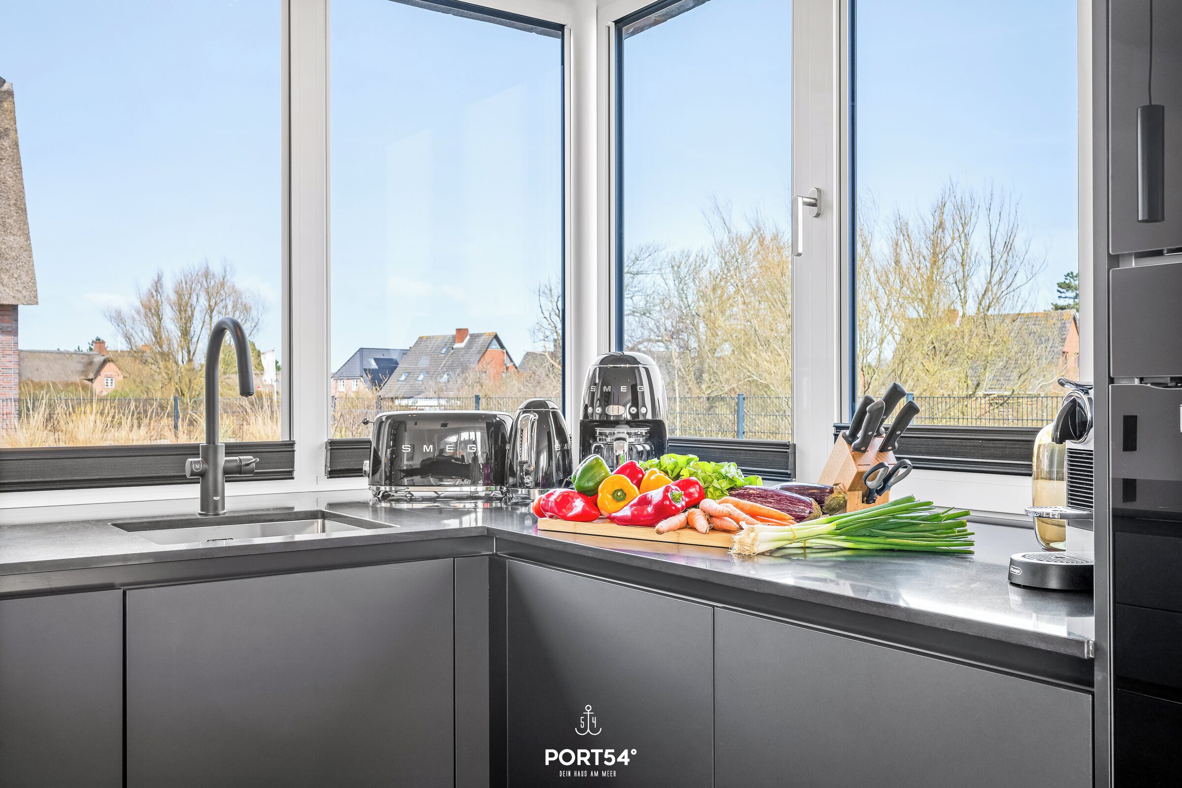Coffee/tea maker, fridge, oven, stovetop