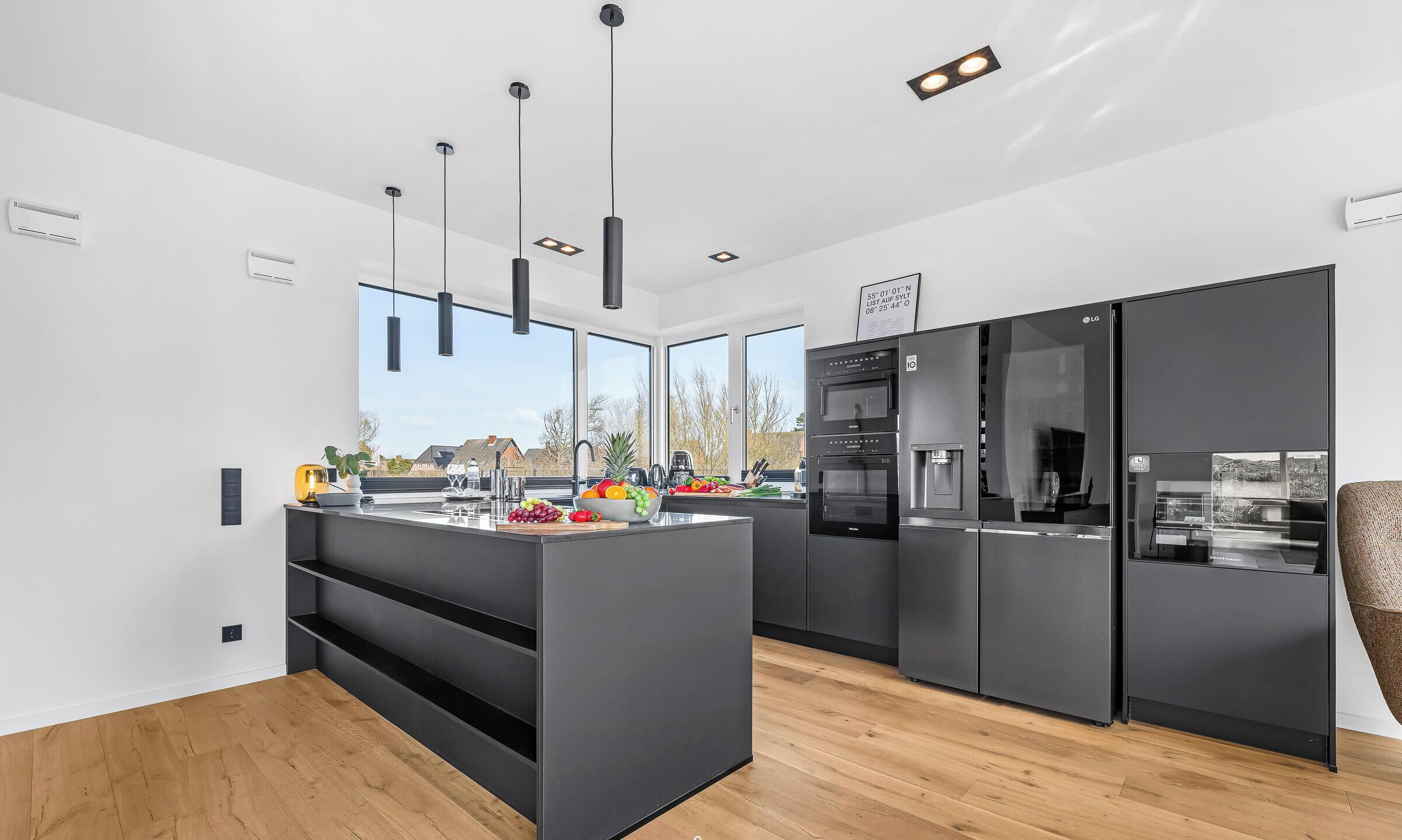 Coffee/tea maker, fridge, oven, stovetop