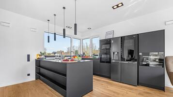 Coffee/tea maker, fridge, oven, stovetop