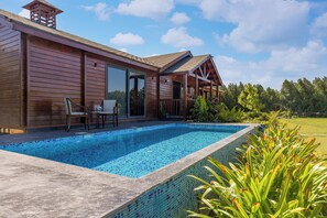 Outdoor pool - ELIVAAS Riveira Hills - 3 BHK Cottage (Lachhmangarh)
