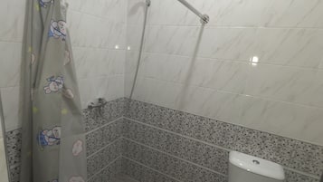 Chambre Quadruple, vue jardin | Salle de bain