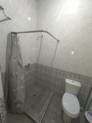 Chambre Quadruple, vue jardin | Salle de bain