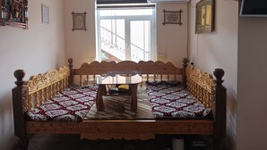 A room with a bed, a table, and a window. - Bilol Guest House (Samarkand)