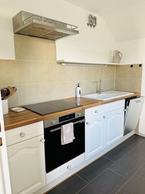 Fridge, microwave, oven, stovetop - Seevue Sipplingen vacation apartment - your retreat with a fantastic lake view (Sipplingen)