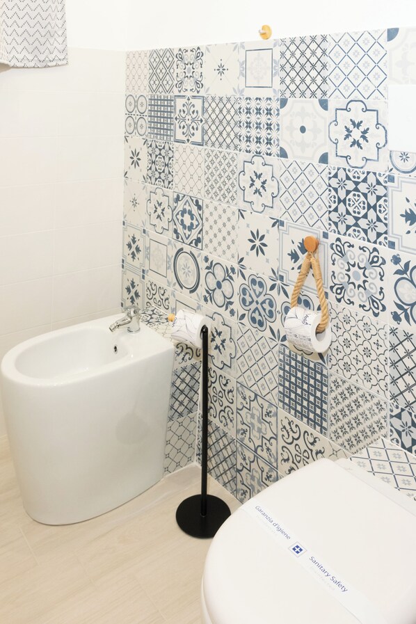 Dutxa, assecador de cabells, bidet i tovalloles