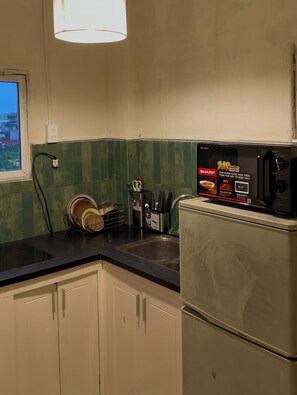 Fridge, microwave, electric kettle, cookware/dishes/utensils - Cozy studio Hoan Kiem lake/Opera House/Old quarter (Hà Nội)