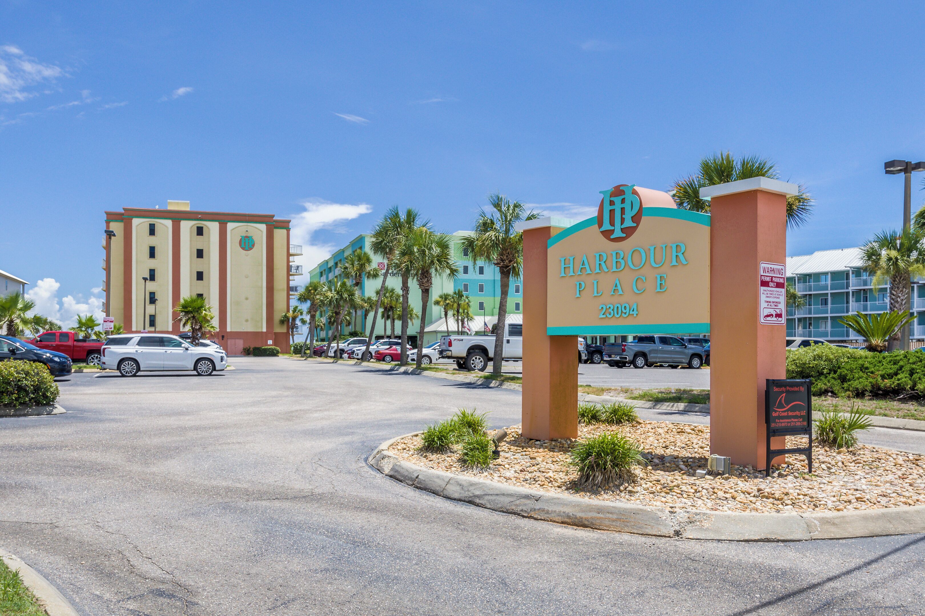 Entrada d'hotel amb un cartell que diu "Harbour Place 23094".