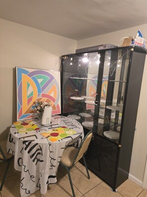 Dining - Serene 2-bedroom apartment , 2 king beds, 1 bath in  
Newark (Newark)