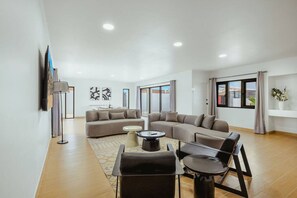 Smart TV - 4BR Pet-Friendly Villa at Casa Noir by Bocobay (Noord)