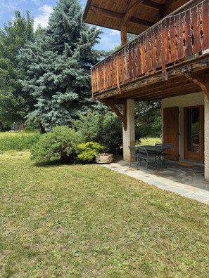 Outdoor dining - Vrbo Property (Le Monêtier-les-Bains)
