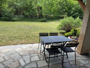 Outdoor dining - Vrbo Property (Le Monêtier-les-Bains)