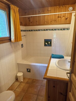 Hair dryer, towels, soap, toilet paper - Garden-level chalet at the foot of the ski slopes (Le Monêtier-les-Bains)