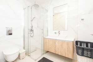 Dusche, Haartrockner, Bidet, Handtücher