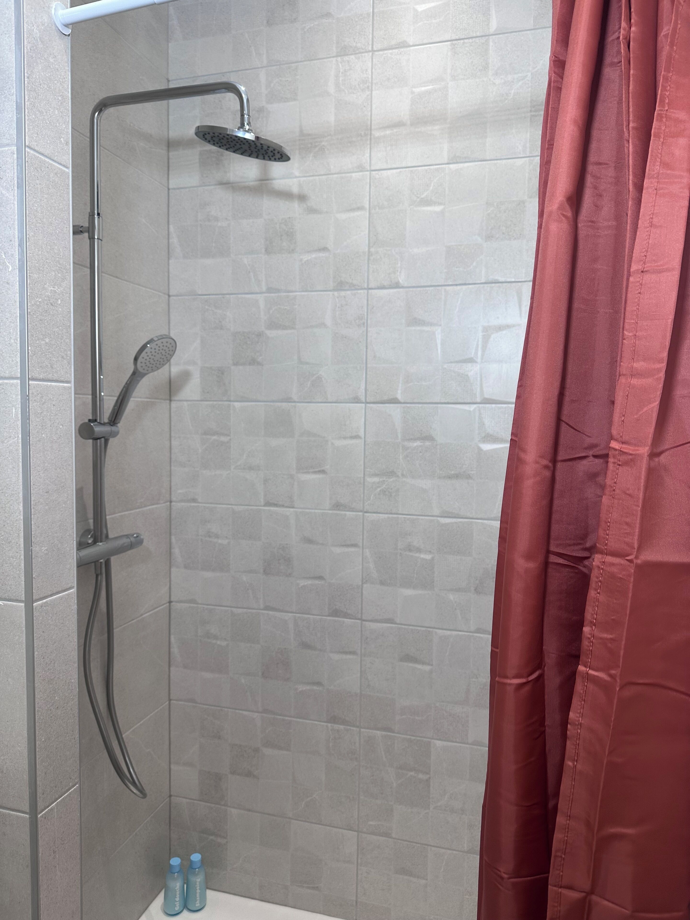 Dusche, Haartrockner, Seife, Toilettenpapier