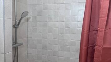 Dusche, Haartrockner, Seife, Toilettenpapier