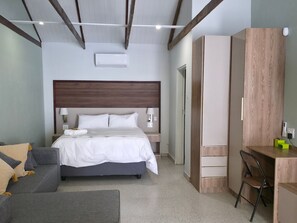 Estudio empresarial, 1 cama Queen size, patio, vista al jardín | Decoración personalizada y muebles diferentes