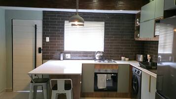 Business Studio, 1 Queen Bed, Patio, Garden View | Private kitchen