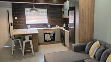 Estúdio empresarial, 1 cama Queen, varanda, vista para o jardim | Parte interna