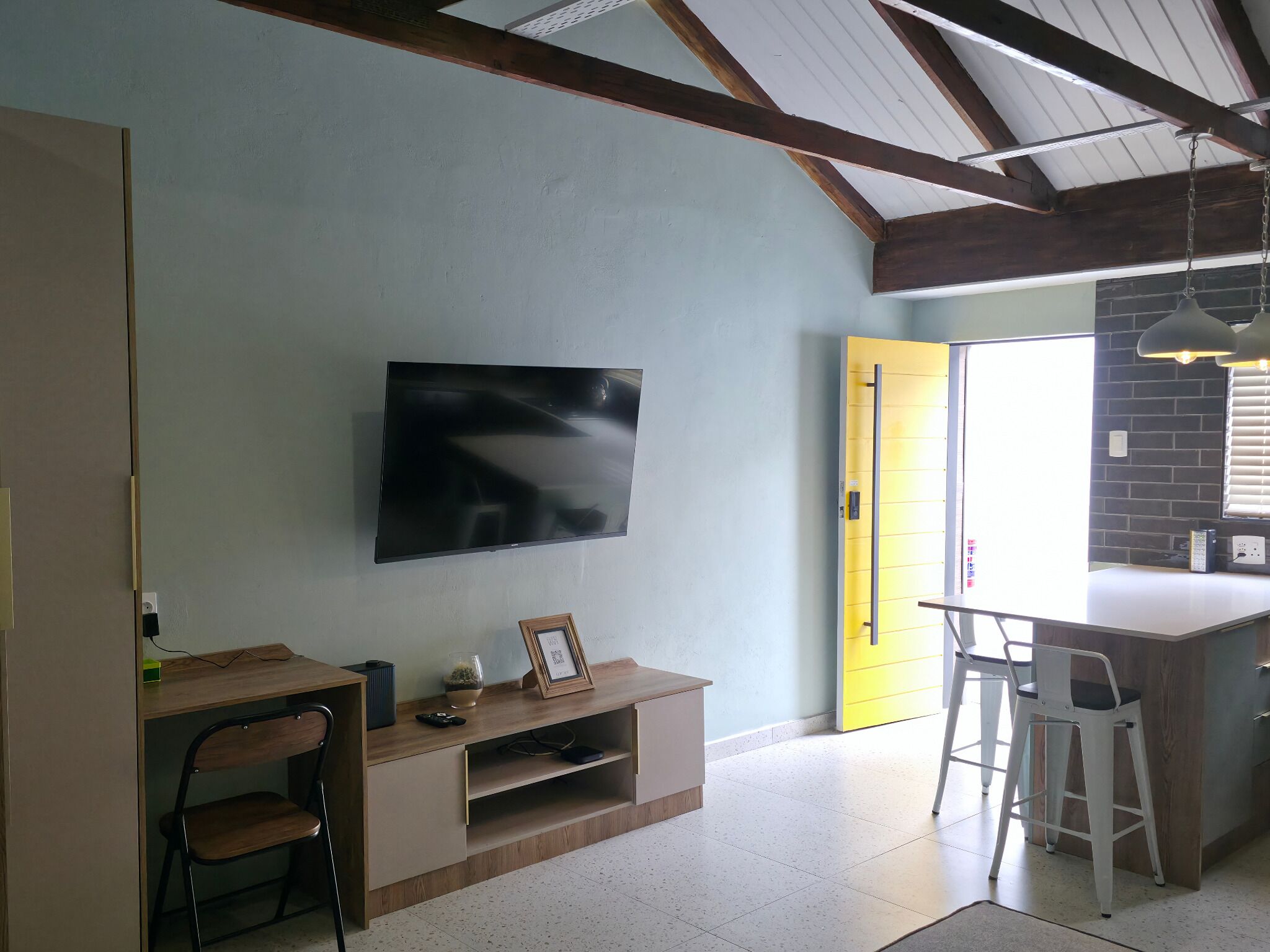 Business Studio, 1 Queen Bed, Patio, Garden View | Interior