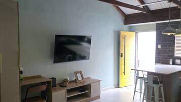 Business Studio, 1 Queen Bed, Patio, Garden View | Interior