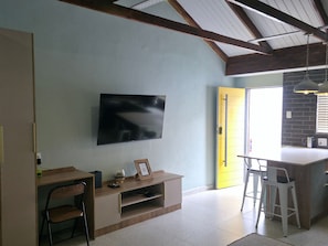 Business Studio, 1 Queen Bed, Patio, Garden View | Interior