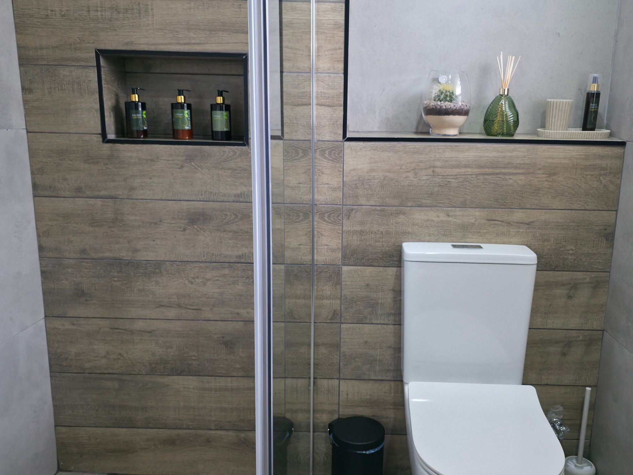 Estúdio empresarial, 1 cama Queen, varanda, vista para o jardim | Banheiro | Chuveiro, secador de cabelo, toalhas de banho, sabonete