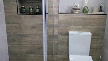Estúdio empresarial, 1 cama Queen, varanda, vista para o jardim | Banheiro | Chuveiro, secador de cabelo, toalhas de banho, sabonete