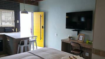 Business Studio, 1 Queen Bed, Patio, Garden View