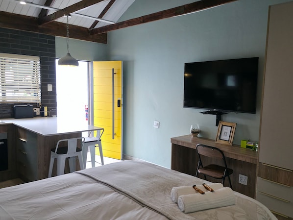 Business Studio, 1 Queen Bed, Patio, Garden View